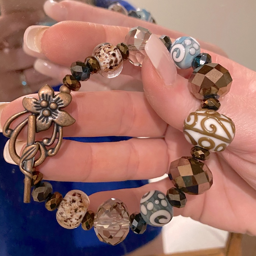 Gorgeous beaded bracelet with unique flower clasp
